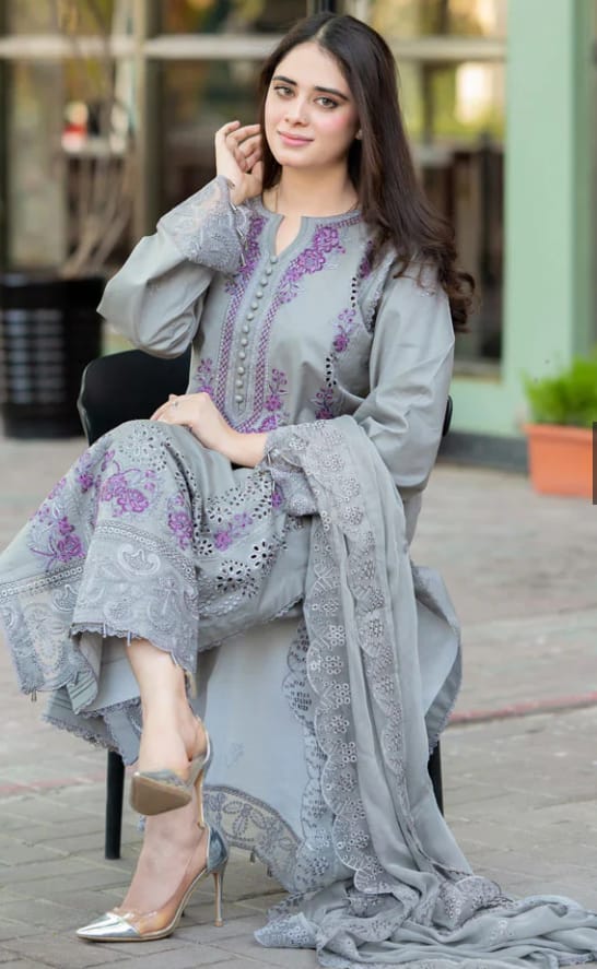Baroque-Embroidered three piece suite with sleeves embroidered & dupatta patch unstiched